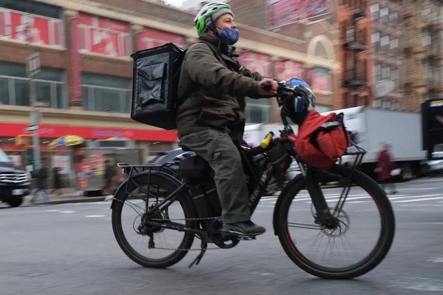 纽约市正在为送餐员测试公共电动自行车充电站